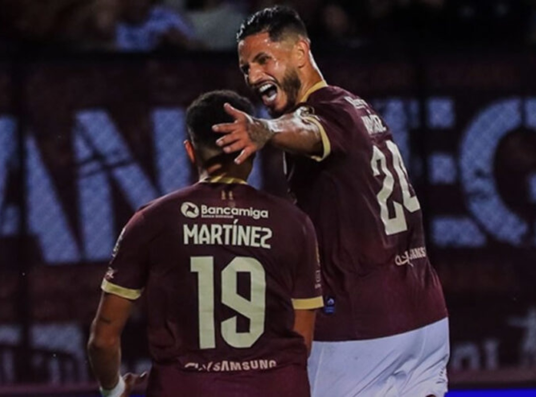 Jugadores del Carabobo FC celebrando la victoria en la final del Torneo Apertura 2026