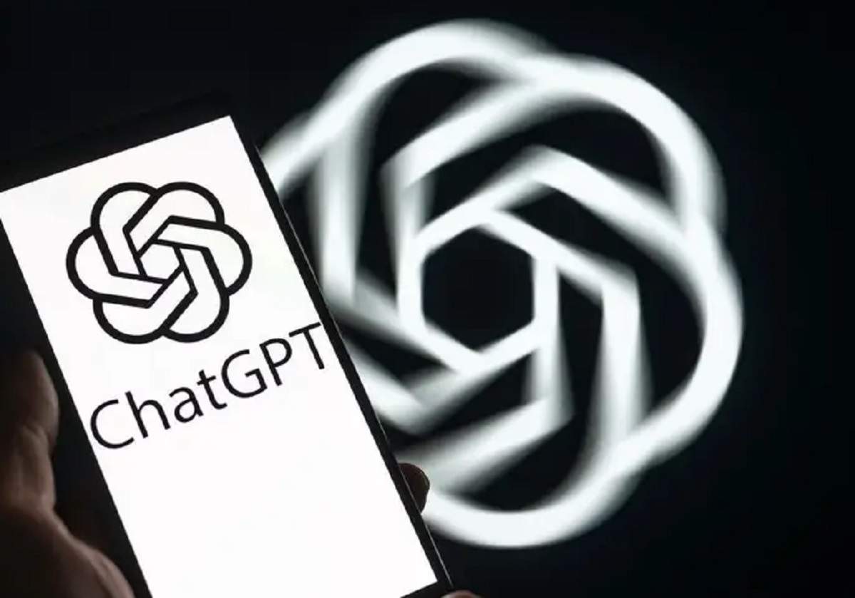 Persona utilizando la aplicación ChatGPT en su teléfono inteligente, mostrando la interfaz de chat.