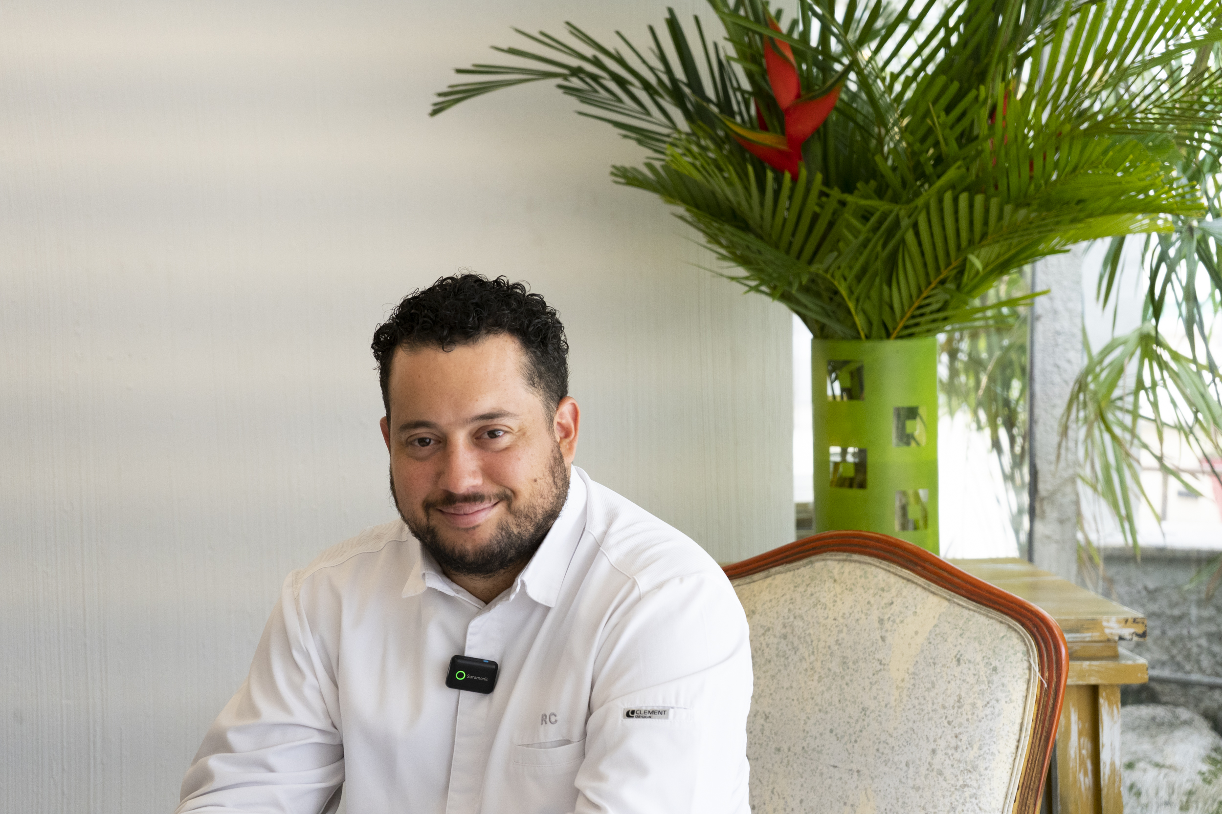 Chef Ricardo Chaneton preparando un plato en la cocina de un restaurante en Venezuela.