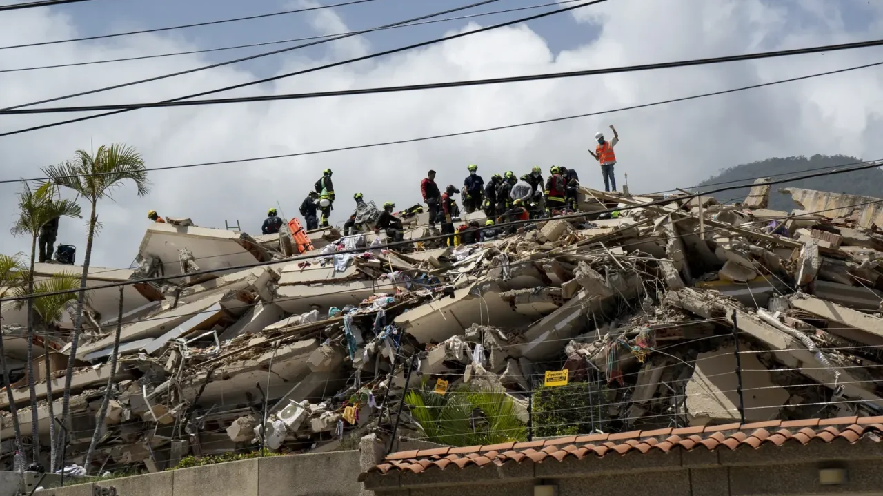 Más de 50.000 personas desaparecidas es el sombrío balance preliminar en La Guaira, donde 72 horas después de una serie de terremotos consec