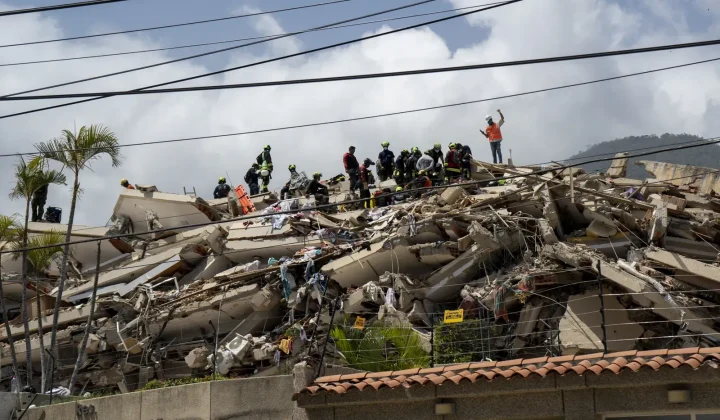Más de 50.000 personas desaparecidas es el sombrío balance preliminar en La Guaira, donde 72 horas después de una serie de terremotos consec
