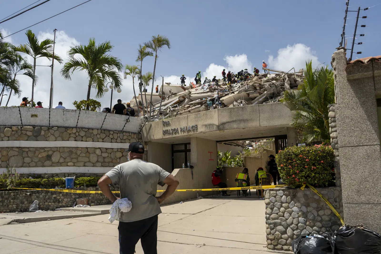 Equipos internacionales de rescate, incluyendo perros entrenados, trabajando en zonas afectadas por terremotos en Venezuela.