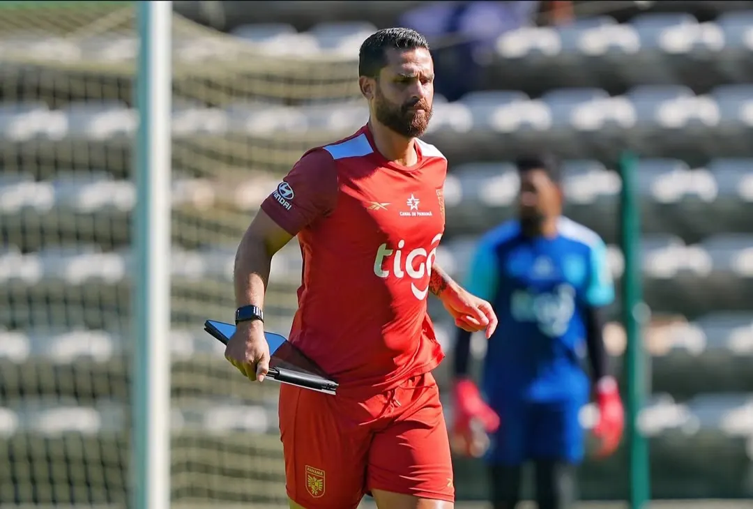 El entrenador venezolano Daniel Blanco, con la camiseta de la selección de Panamá, posa sonriente.
