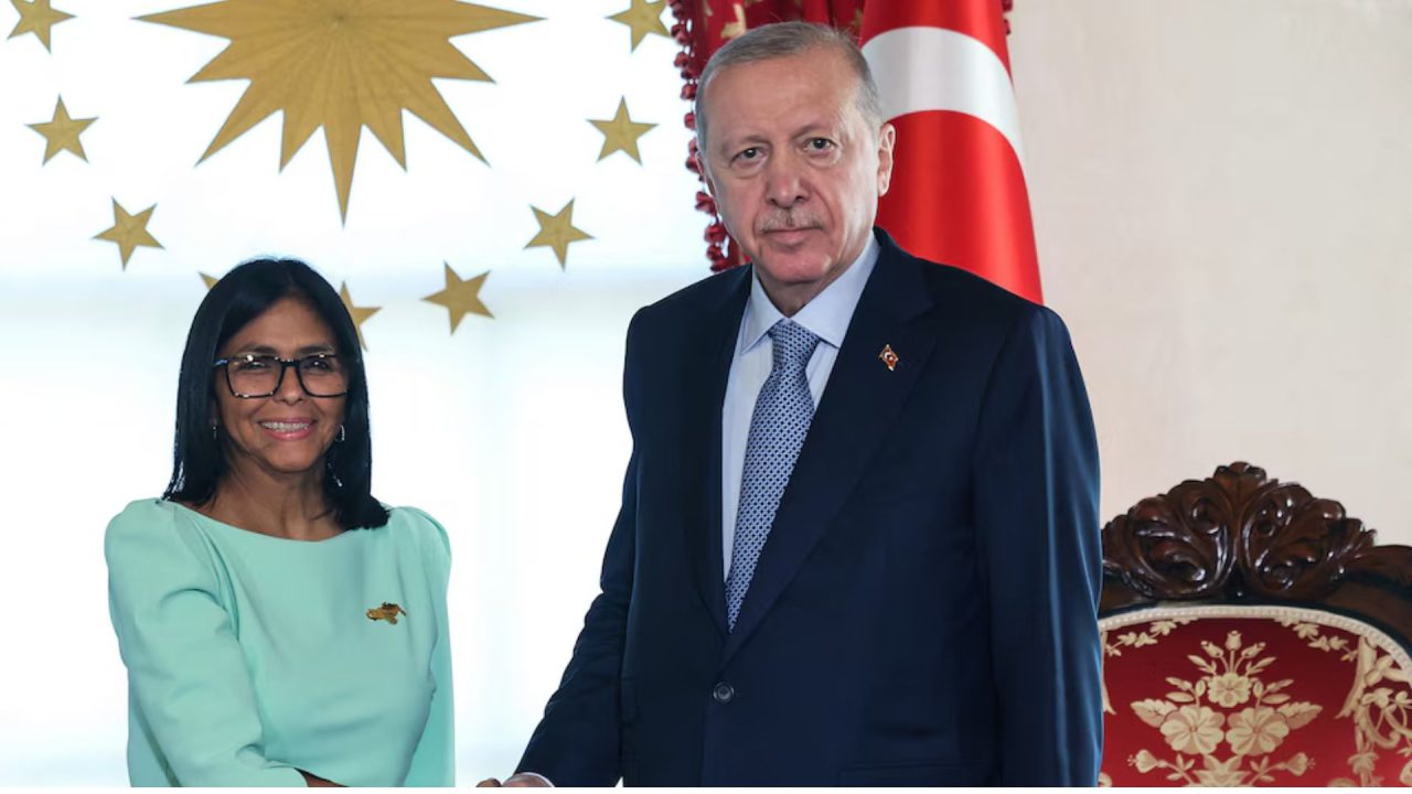 Delcy Rodríguez se reúne con Erdogan en Turquía para fortalecer lazos comerciales