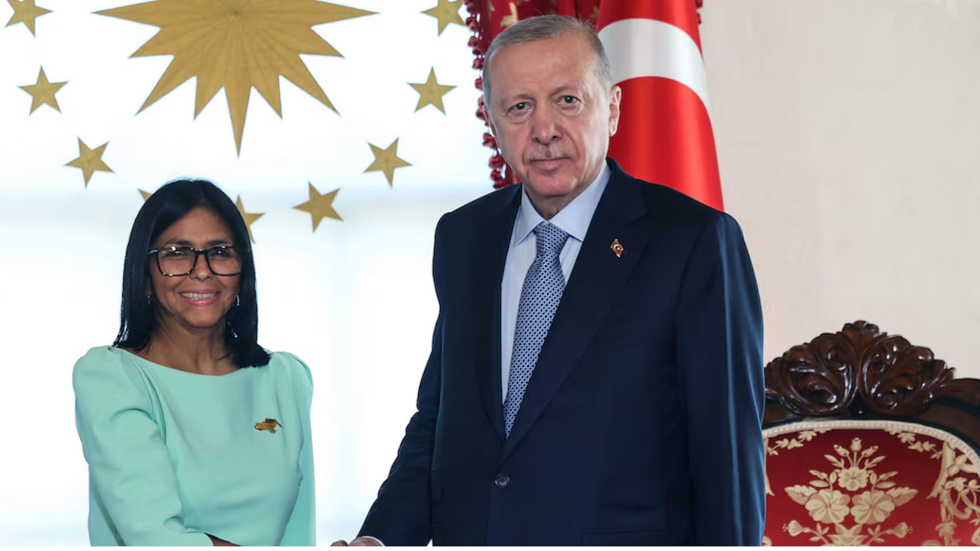 Delcy Rodríguez sonriente junto a un serio Recep Tayyip Erdogan durante su encuentro en Turquía.