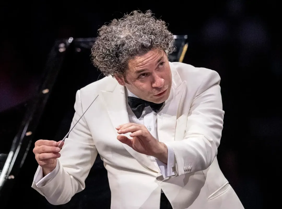 Gustavo Dudamel, director de orquesta venezolano, dirigiendo una orquesta.