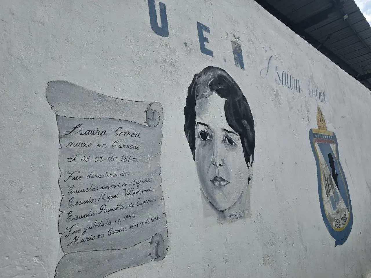 Padres y personal trabajando en la reparación de un aula en la Unidad Educativa Isaura Correa, mostrando paredes desconchadas por la humedad.