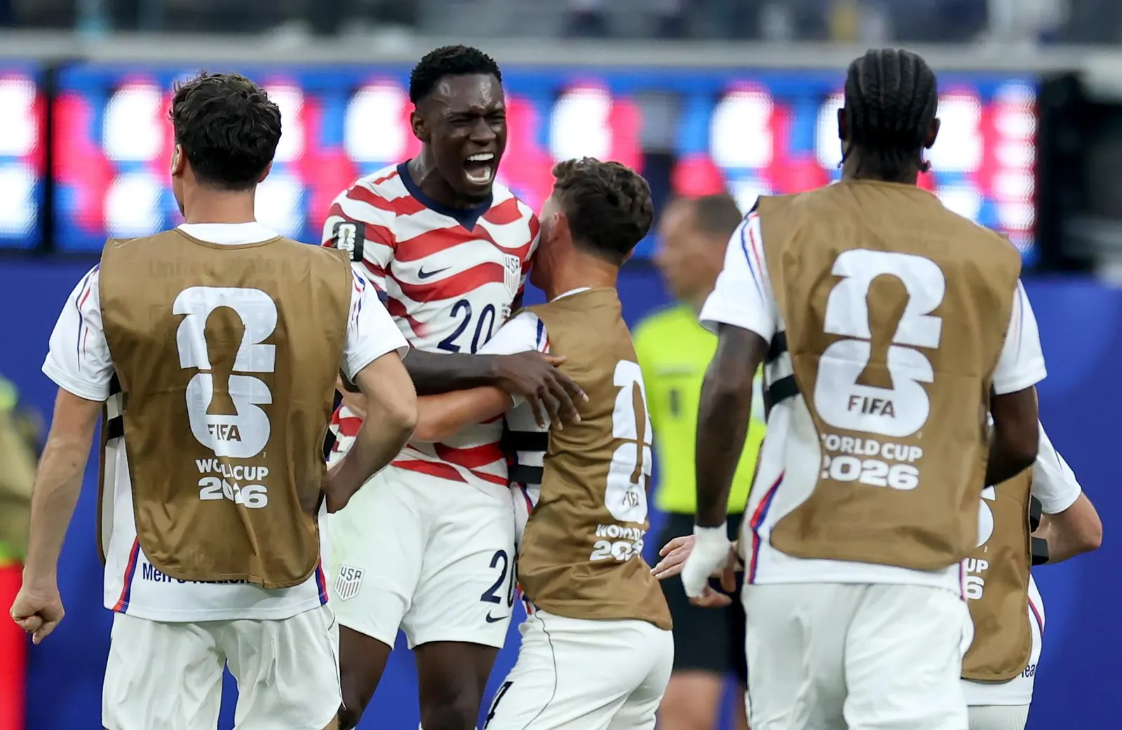 Jugadores de fútbol de Estados Unidos celebrando un gol contra Paraguay en el Mundial 2026.