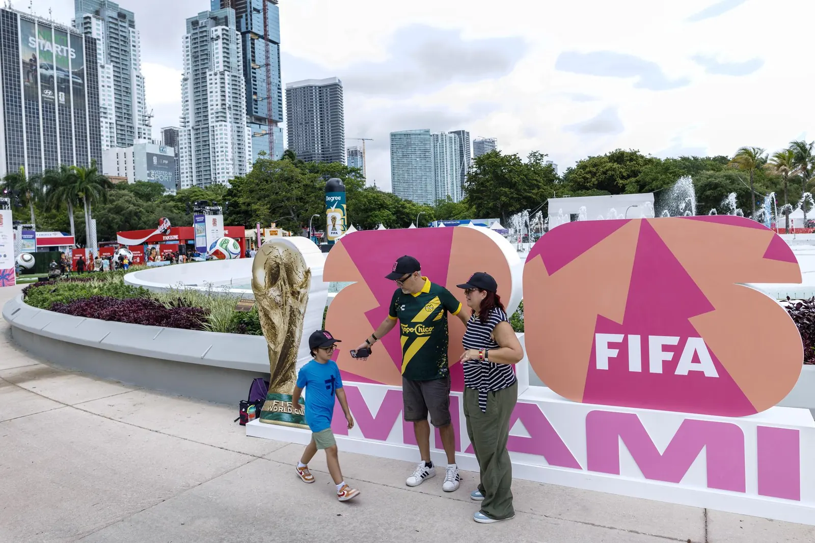 Aficionados viendo un partido de fútbol durante el Mundial 2026 en Estados Unidos.