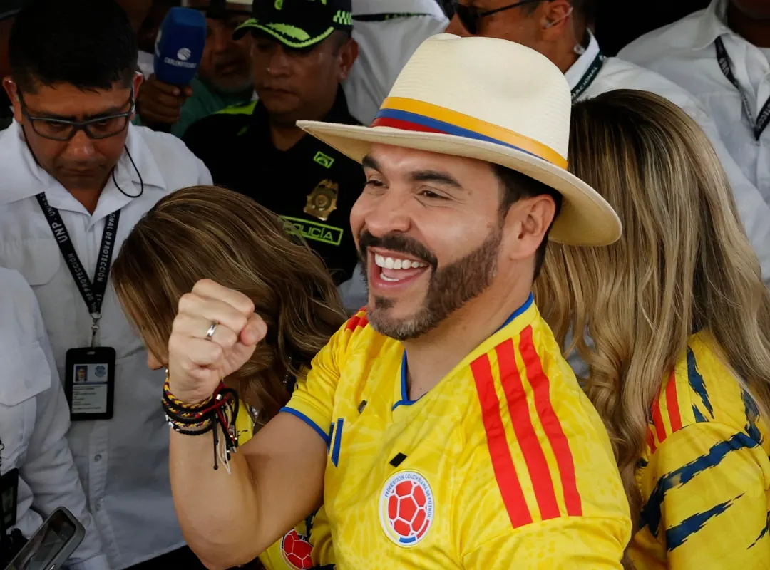 Colombianos residentes en Venezuela acuden a un centro de votación para las elecciones presidenciales de Colombia.