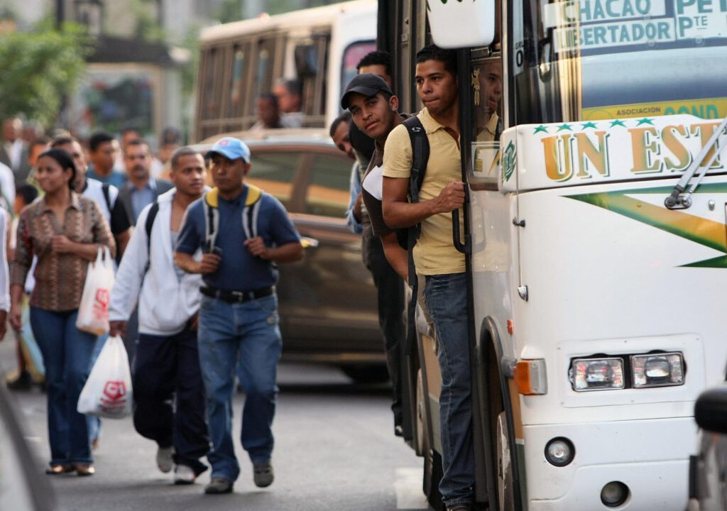 El transporte público en Venezuela se agrava: salarios congelados chocan con tarifas al alza