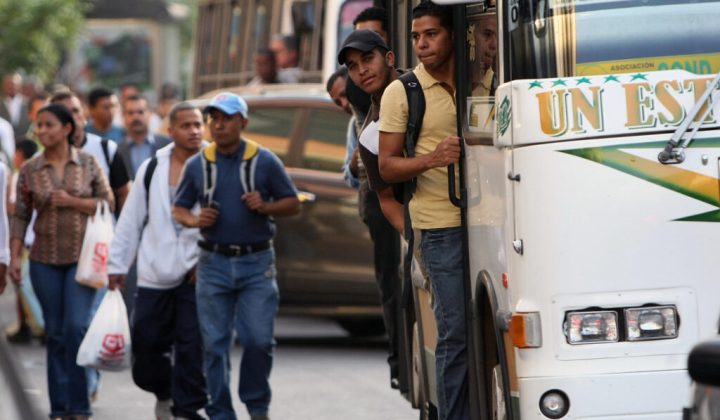 El transporte público en Venezuela se agrava: salarios congelados chocan con tarifas al alza