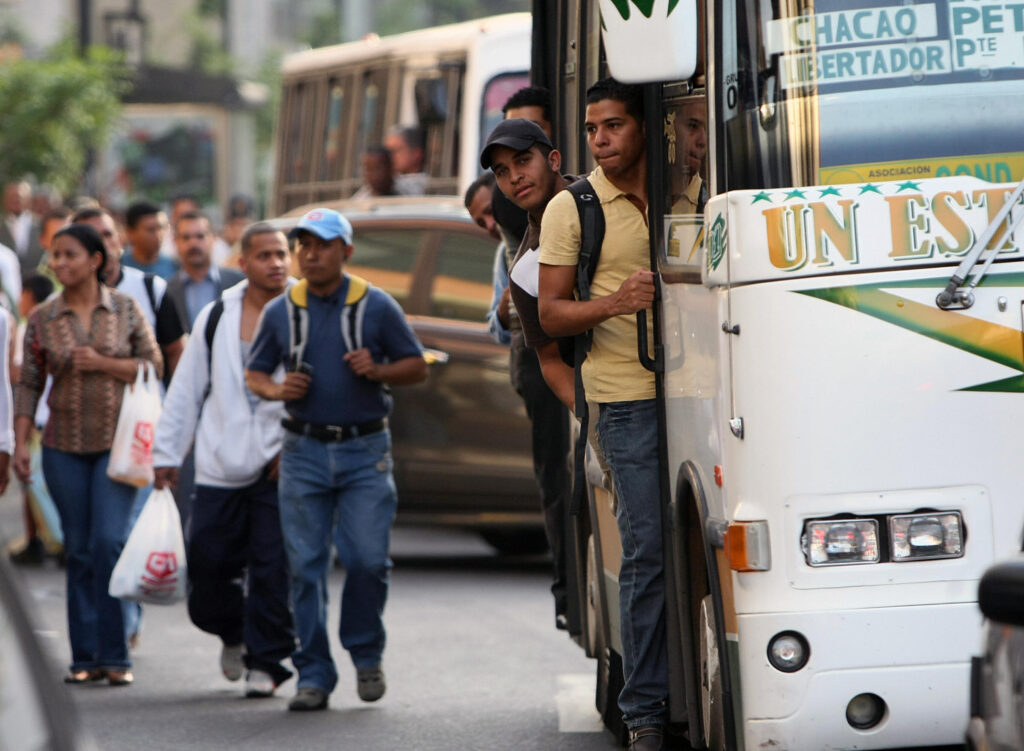 Usuarios hacen fila en una parada de autobús en Caracas, Venezuela, ante la crisis del transporte público.