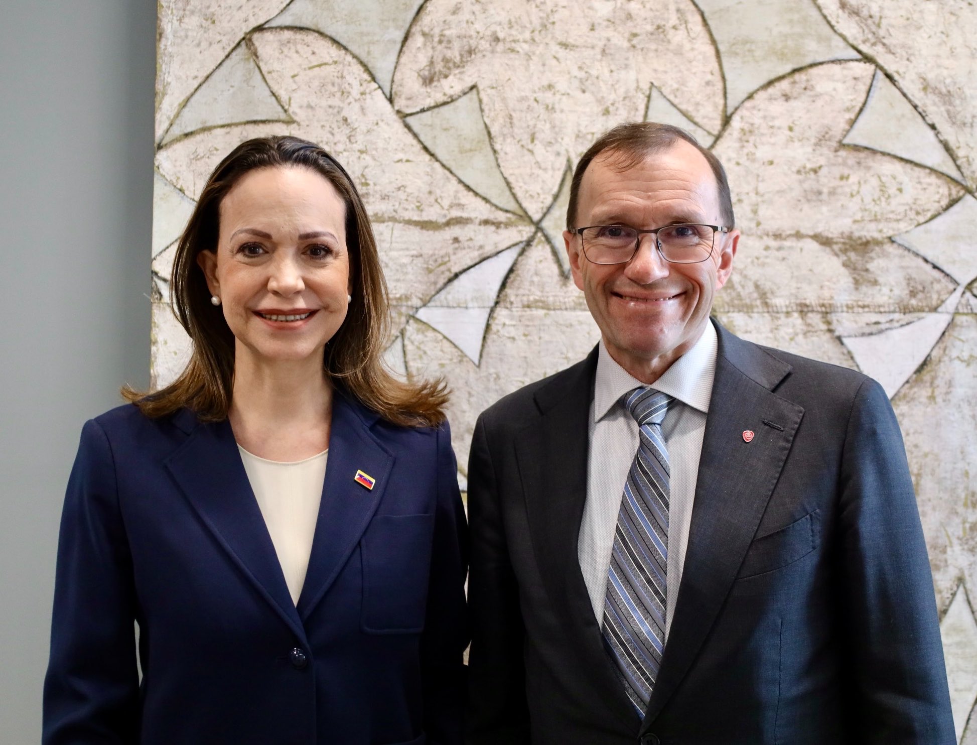 Retrato de la líder opositora venezolana María Corina Machado junto al Canciller de Noruega, Espen Barth Eide, durante una reunión en Oslo.