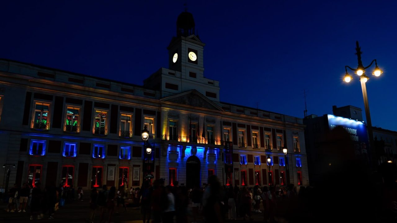 Madrid se une al duelo venezolano: Iluminan la Puerta del Sol con los colores de la bandera