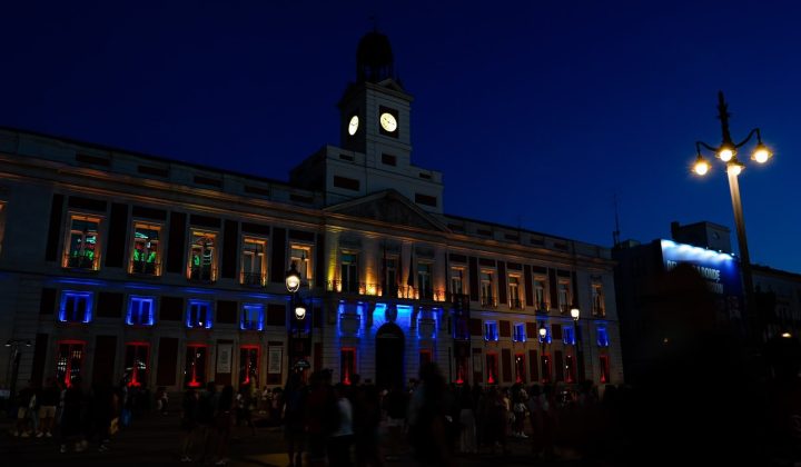 Madrid se une al duelo venezolano: Iluminan la Puerta del Sol con los colores de la bandera