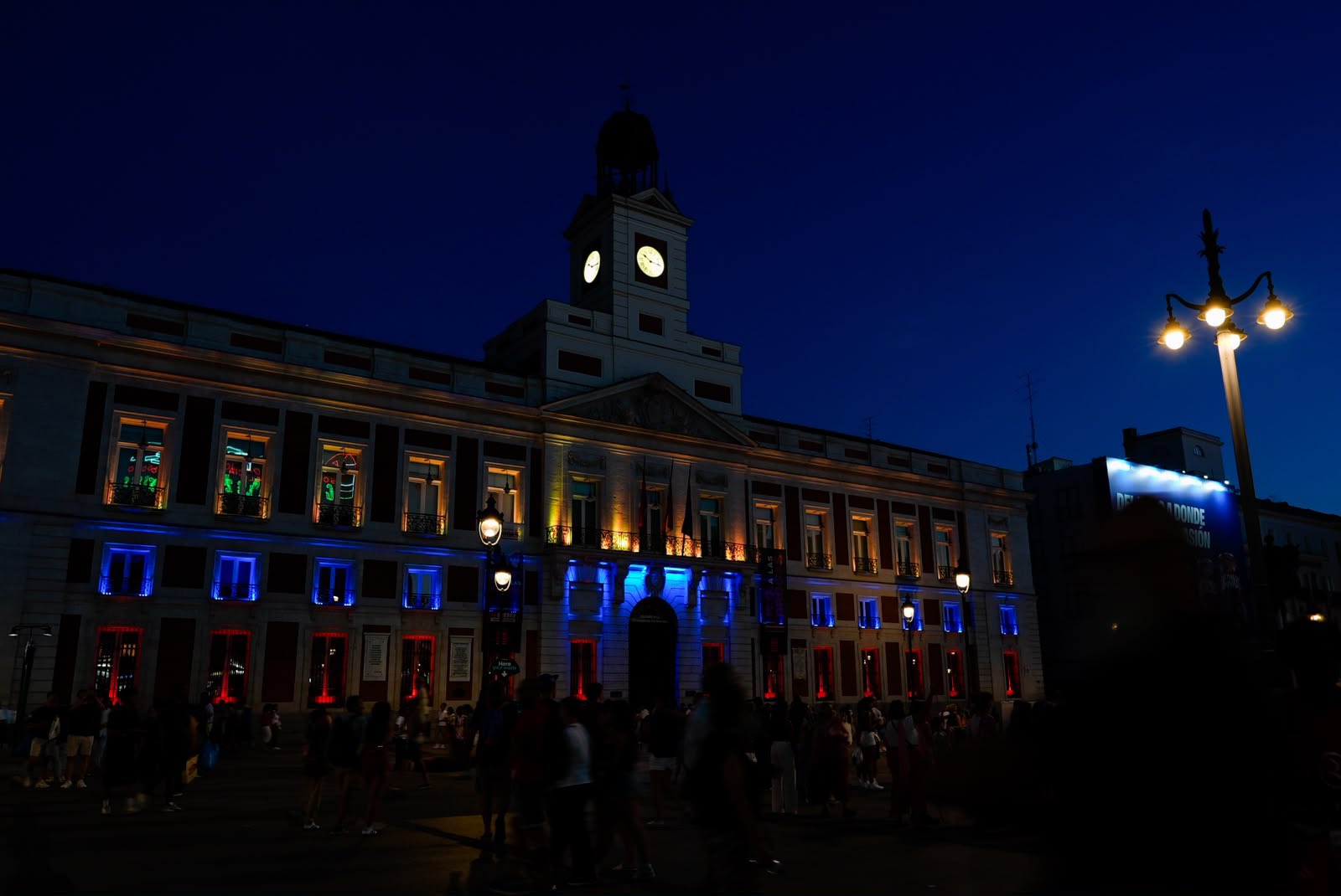 Fachada de la Real Casa de Correos en la Puerta del Sol de Madrid, iluminada con los colores de la bandera de Venezuela en señal de solidaridad.