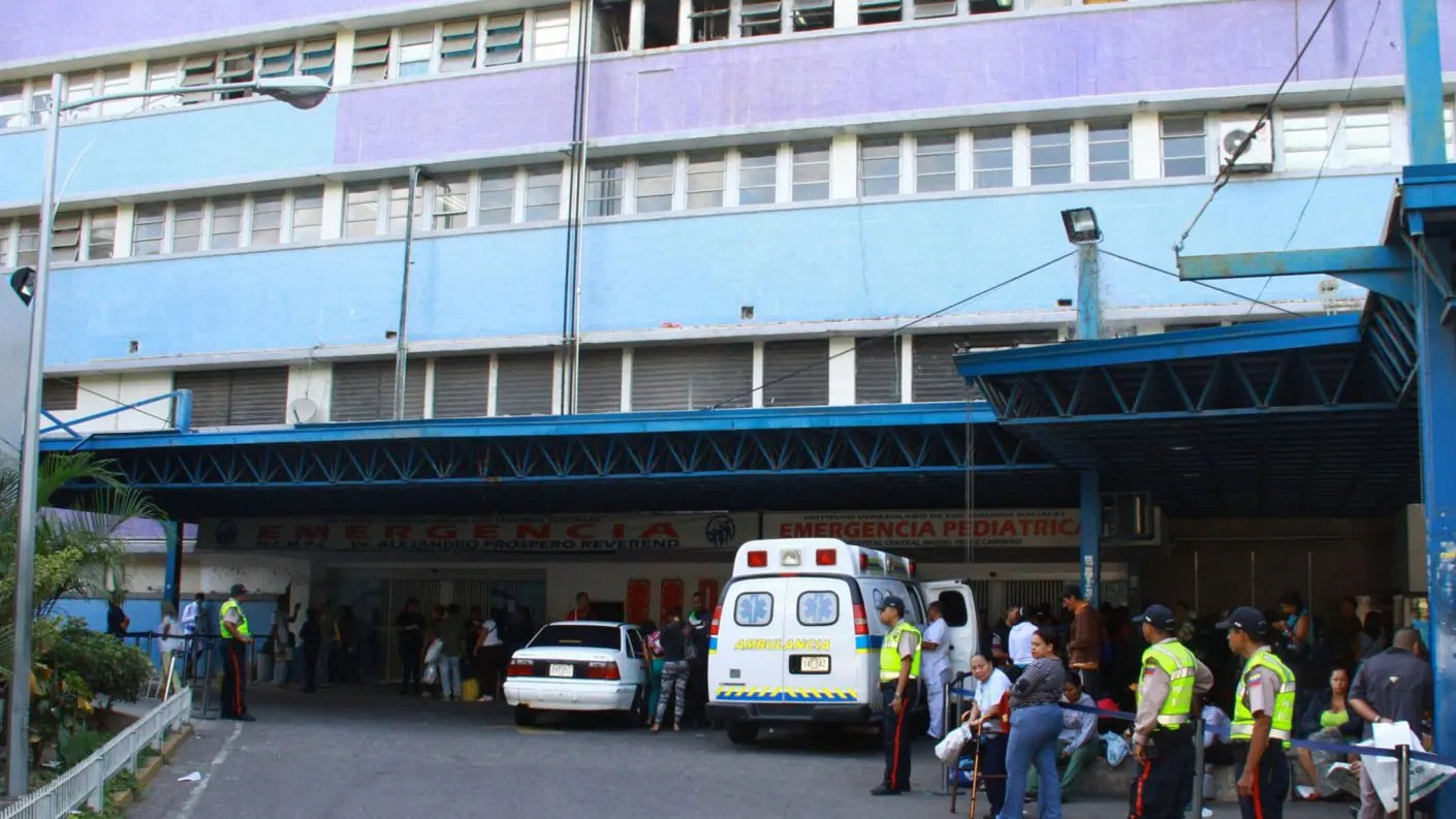 Personal médico venezolano trabajando en un hospital, mostrando la dedicación a pesar de las difíciles condiciones laborales.