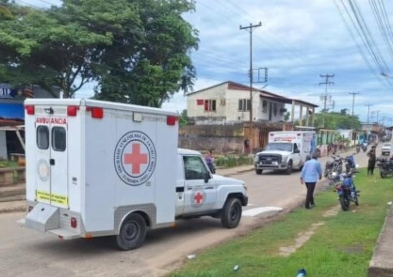 Estudiantes y personal médico en una escuela venezolana tras un incidente de intoxicación.