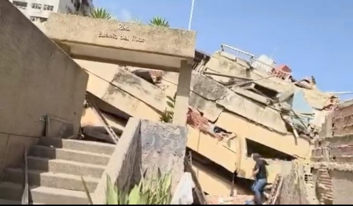 La desesperación y la esperanza se mezclan en el sector El Caribe de La Guaira, donde Luis Carlos Mercado, un padre de 42 años, lleva más de