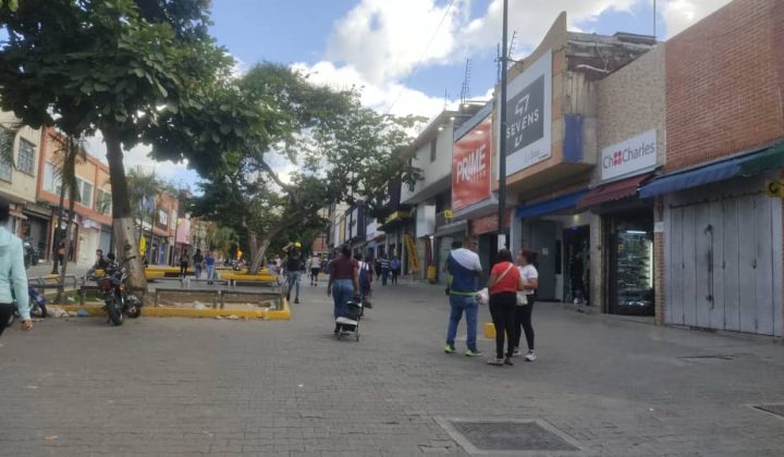 Comercio en Caracas retoma actividades tras sismos; locales realizan reparaciones