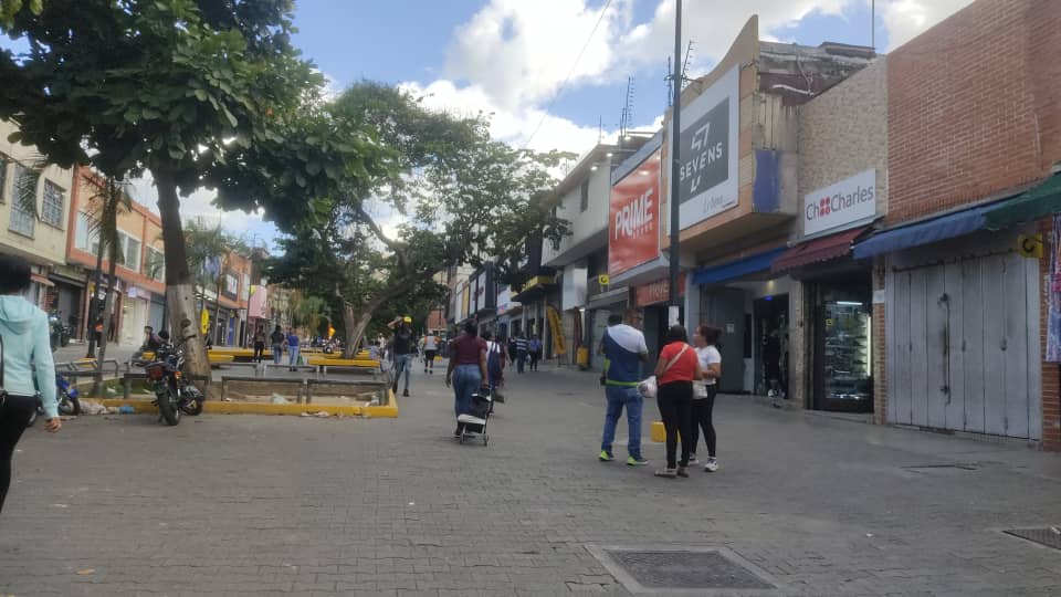 Comercio en Caracas retoma actividades tras sismos; locales realizan reparaciones