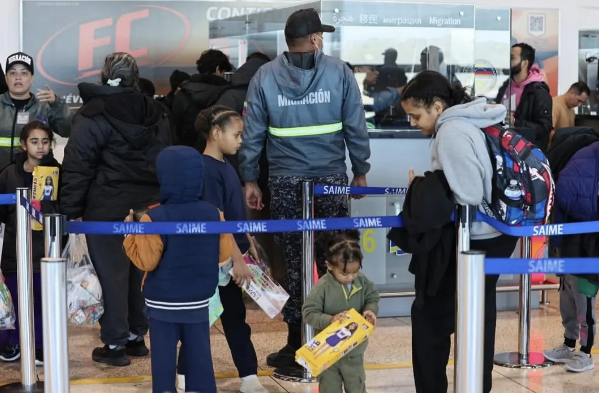 Pasajeros venezolanos descienden de un avión en el Aeropuerto Internacional de Maiquetía.