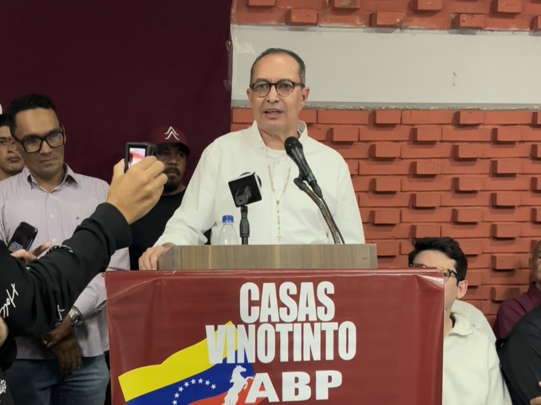 Dirigente político Richard Blanco a su llegada al aeropuerto internacional de Maiquetía, Venezuela, tras siete años de exilio.