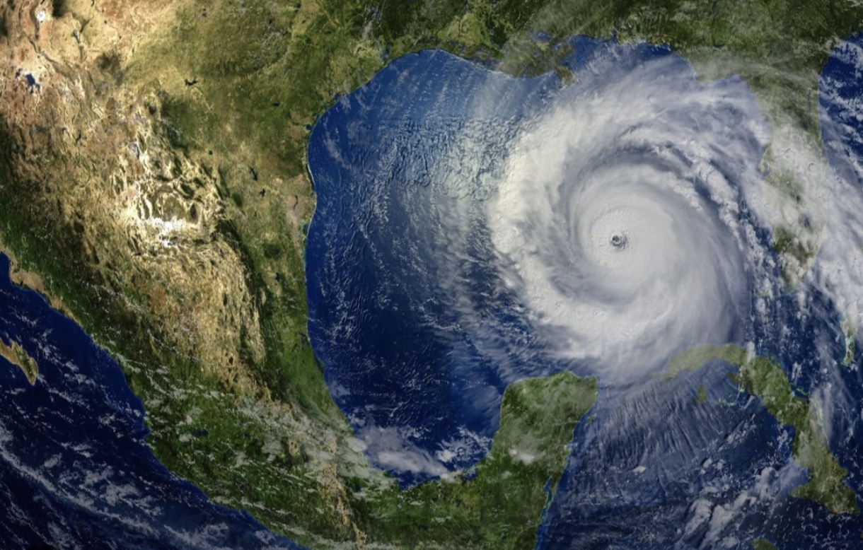 Estación de monitoreo meteorológico con equipos científicos en una zona costera de Colombia.