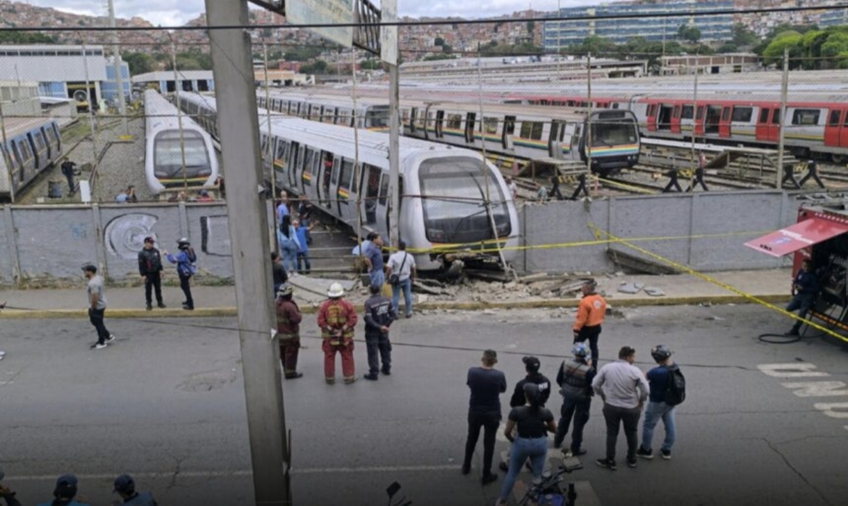 Vagón del Metro de Caracas descarrilado en el área de talleres de Propatria.
