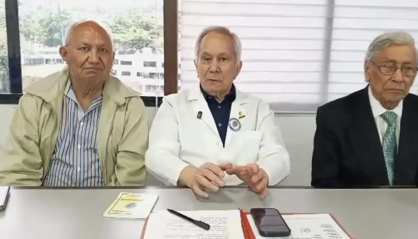 Retrato de Douglas León Natera, presidente de la Federación Médica Venezolana, en un evento público.