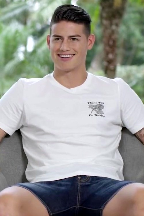 Jugador de fútbol James Rodríguez en acción.