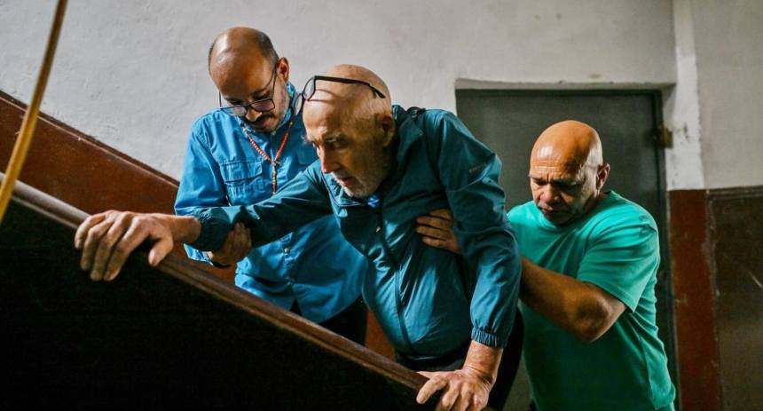Preso político José Breijo, con derrame pleural, requiere asistencia respiratoria en Clínica Caracas