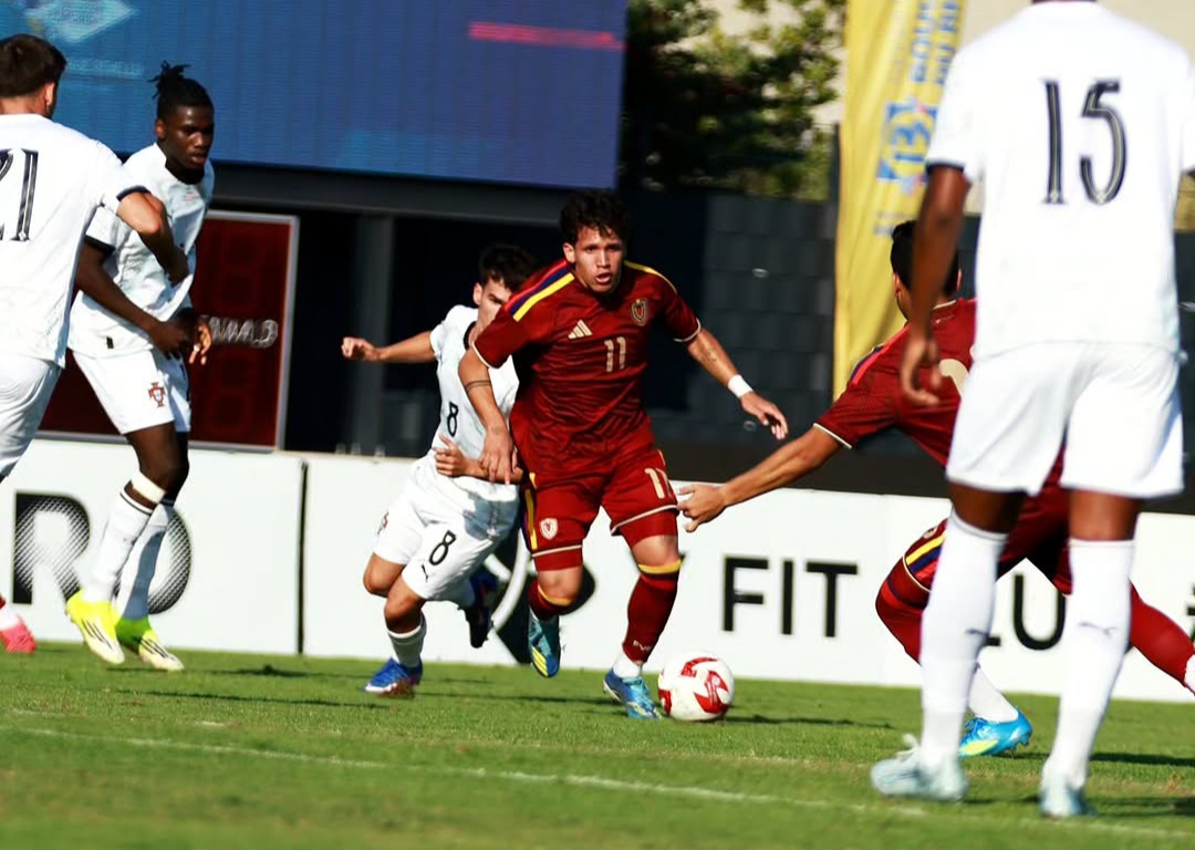 Jugadores de la selección venezolana sub-20 en acción durante un partido del Torneo Maurice Revello contra Portugal.