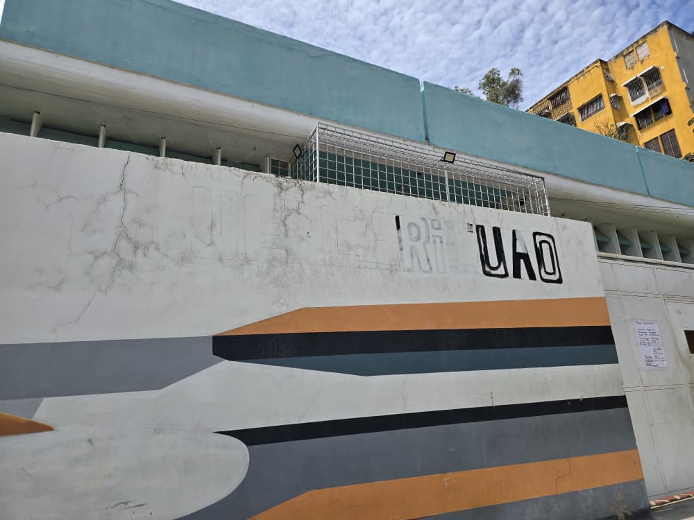 Estudiantes en el patio de la Unidad Educativa Caricuao, enfrentando las condiciones precarias de la institución.