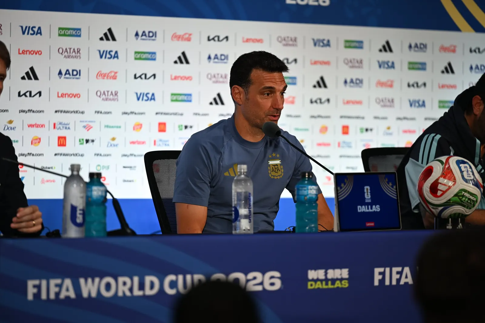Lionel Scaloni en una conferencia de prensa, expresando solidaridad con Venezuela.
