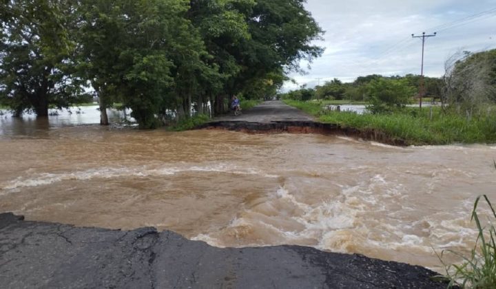 TÍTULO: Cinco comunidades de Guasdualito permanecen inundadas por las lluvias