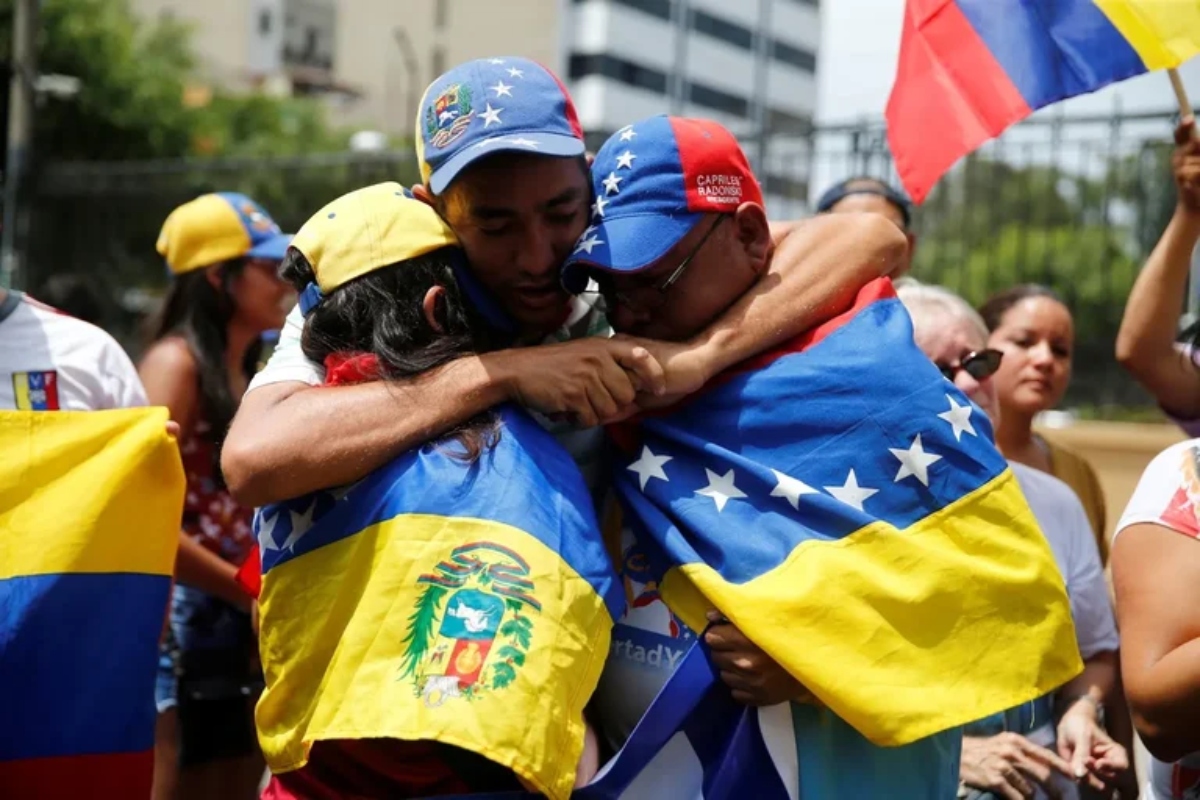 Migrante venezolano pensativo mirando hacia el horizonte.