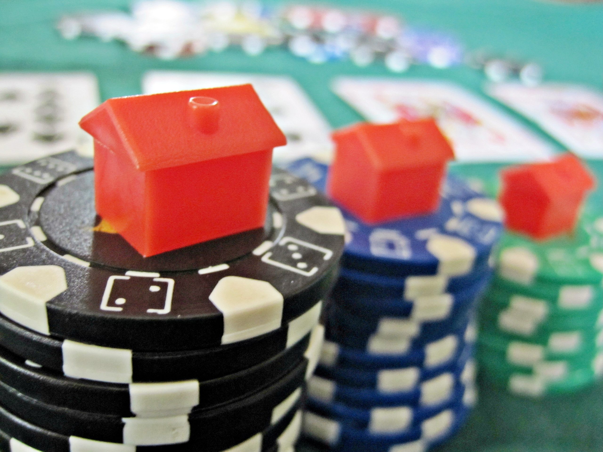 Ilustración de elementos de juego como cartas, dados o fichas de casino
