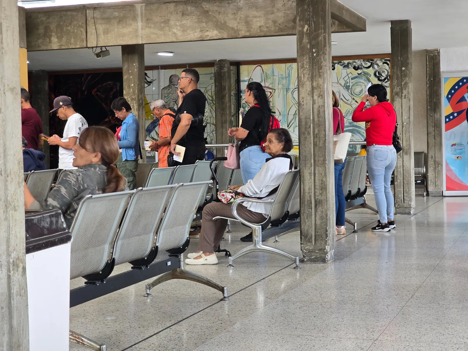 Pacientes y familiares esperan en una sala del Hospital Oncológico Padre Machado.