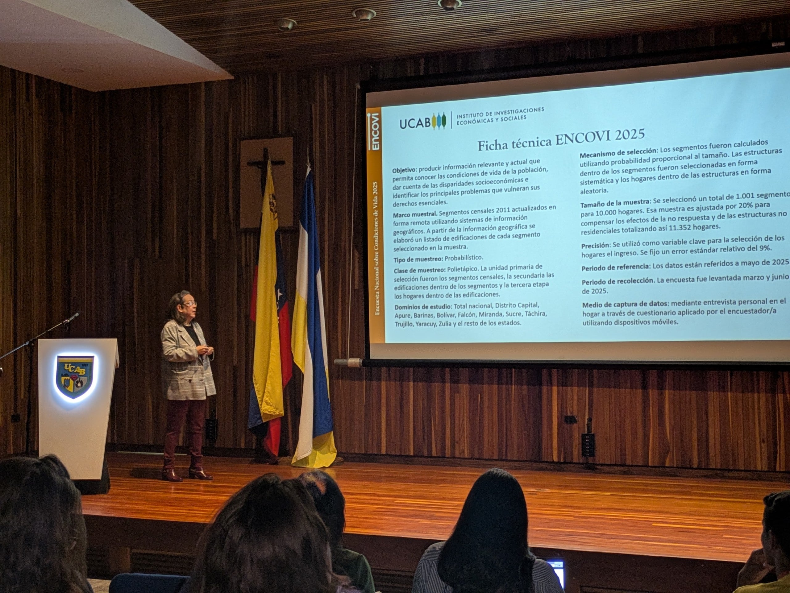 Mujeres venezolanas en diversas facetas de su vida cotidiana, reflejando los desafíos económicos y sociales.