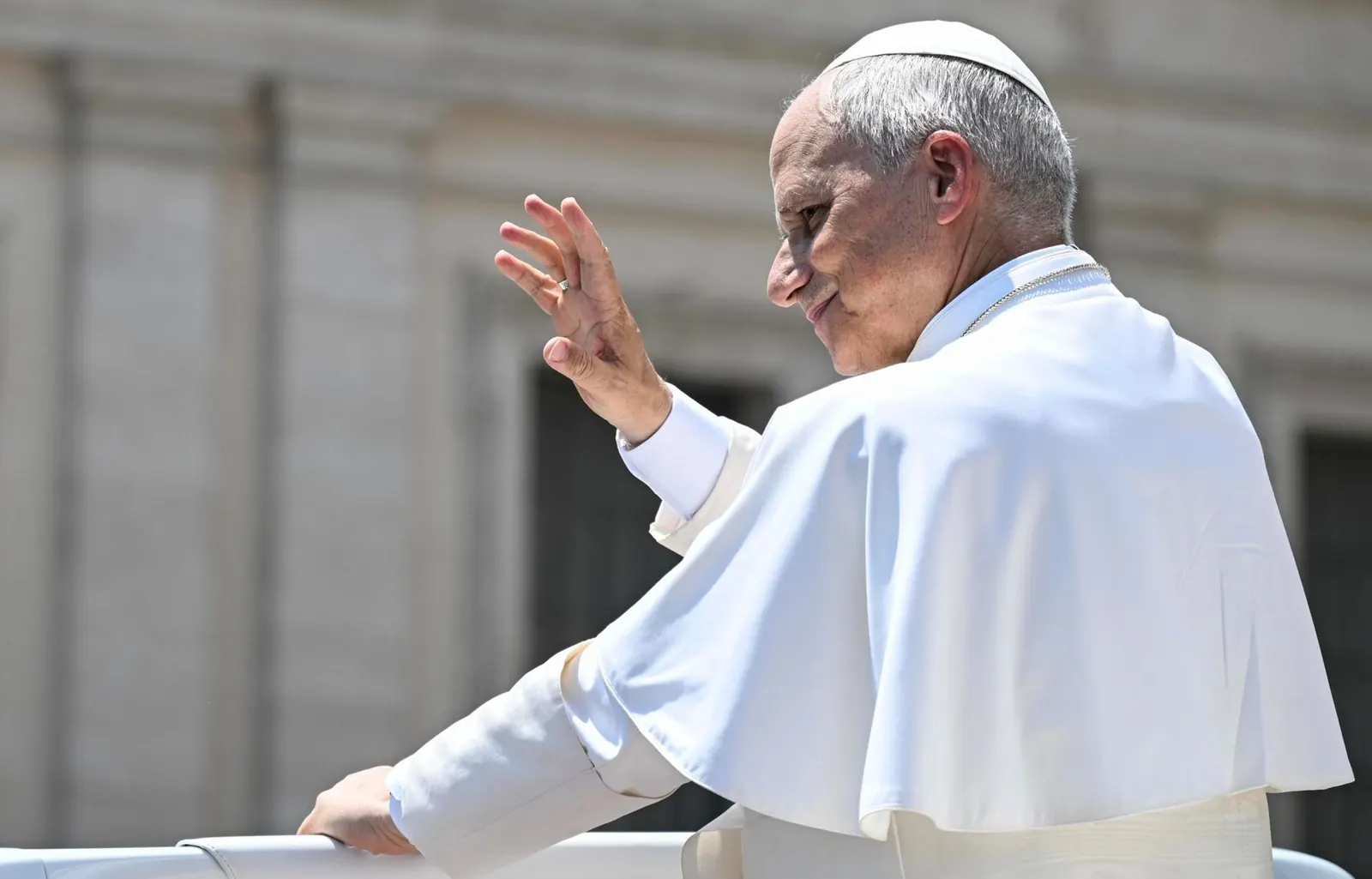 El Papa León XIV hablando desde la ventana del Palacio Apostólico en el Vaticano.