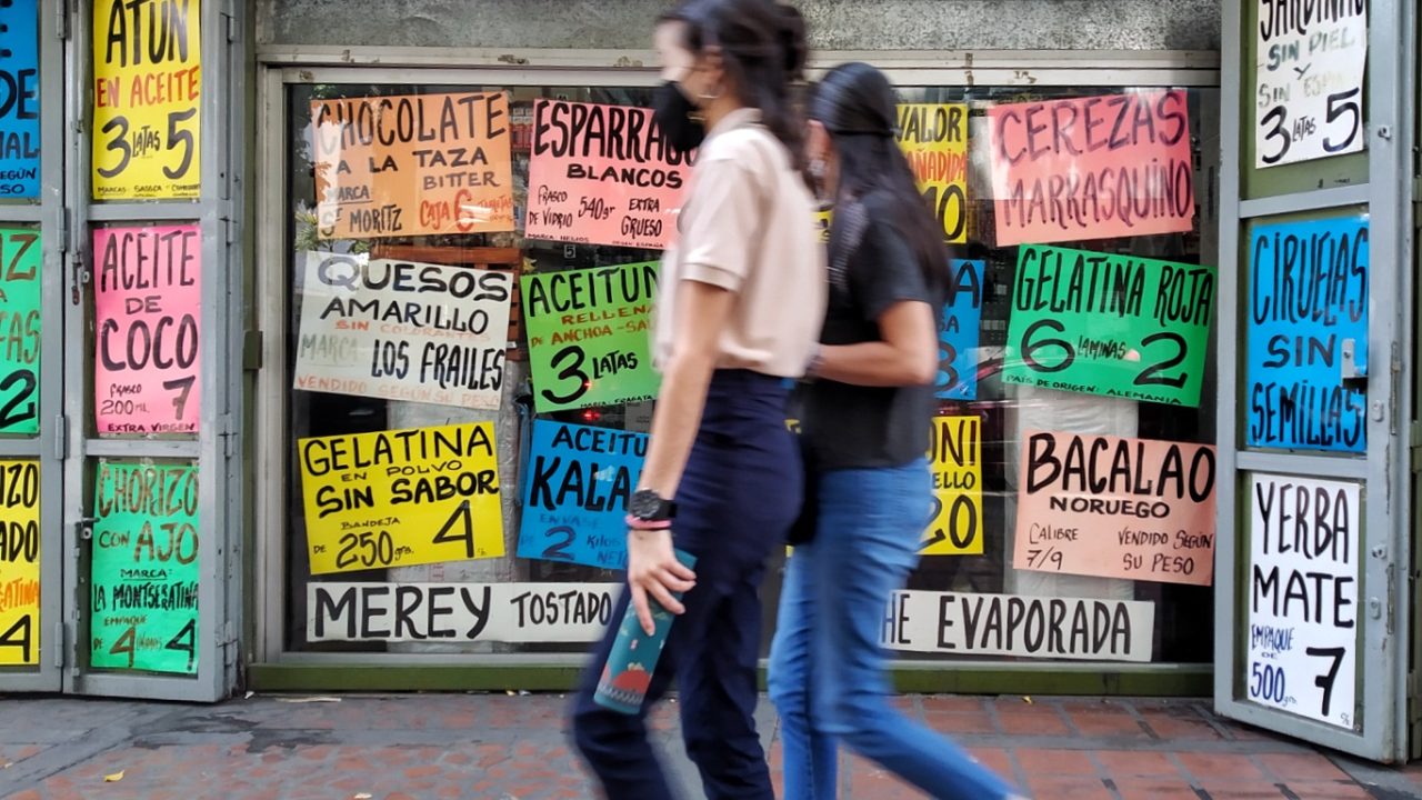 Venezolanos viven su PIB día a día entre inflación, devaluación y dolarización
