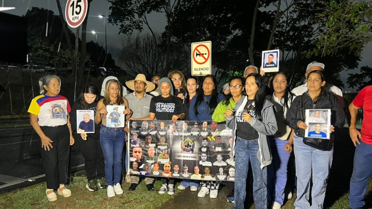 TÍTULO: Familiares de presos políticos realizan vigilia frente a la Embajada de EE. UU. en Caracas