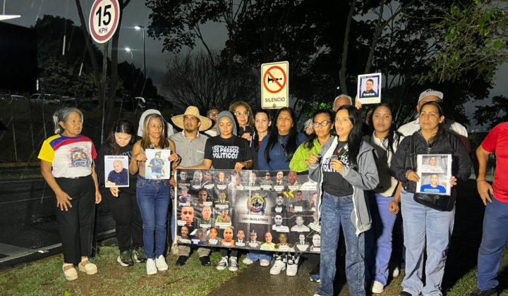 Familiares de presos políticos realizan vigilia frente a la Embajada de EE. UU. en Caracas