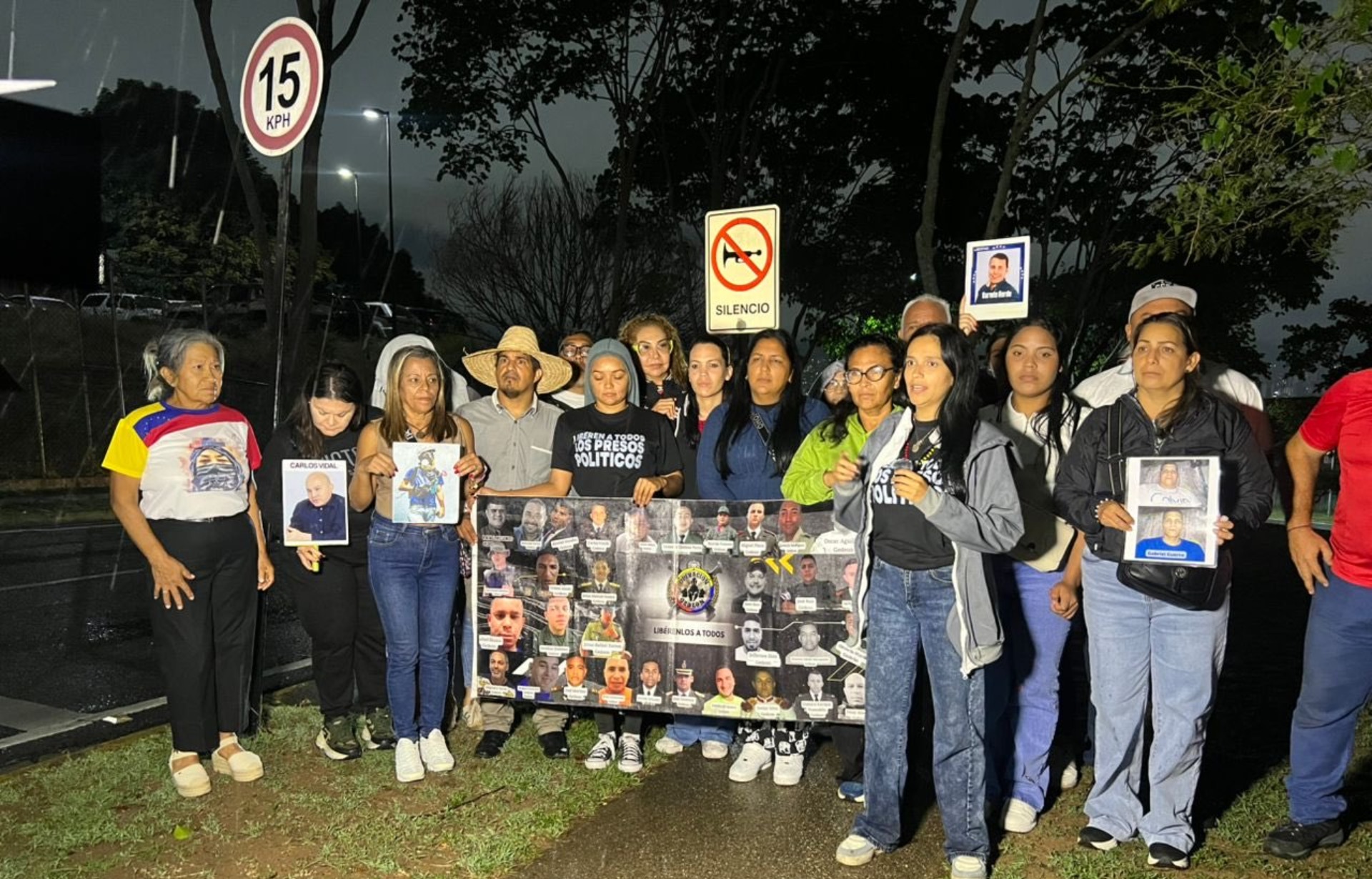 Familiares de presos políticos venezolanos realizando una vigilia con velas y fotografías frente a la Embajada de Estados Unidos en Caracas.