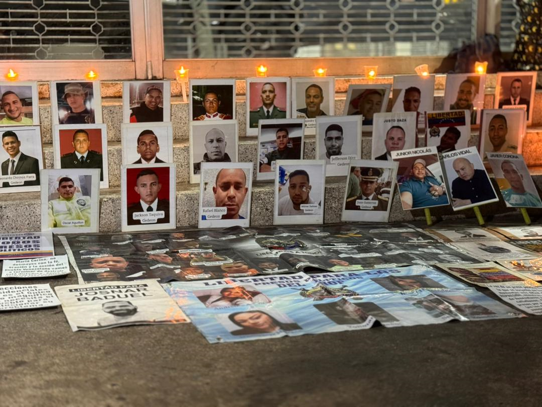Fachada de un centro penitenciario venezolano, con rejas y muros altos.