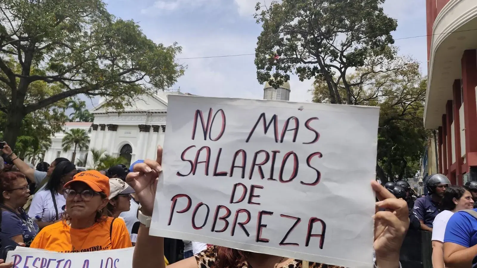 Gráfico comparativo que muestra el salario mínimo de Venezuela en contraste con otros países de América Latina, evidenciando su posición desfavorable en la región.