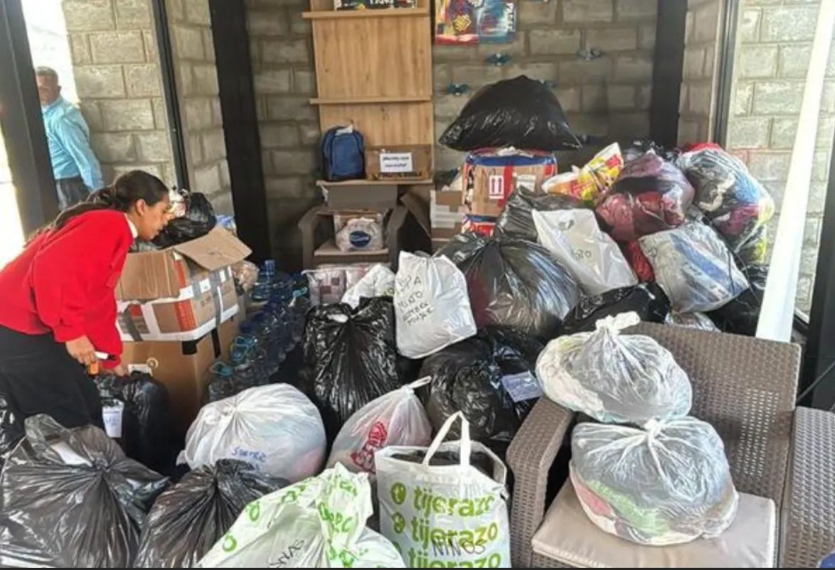Un grupo diverso de venezolanos compartiendo alimentos y ayudándose mutuamente en un entorno comunitario.