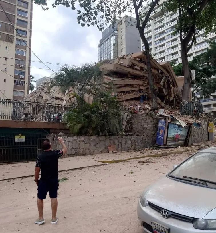 Ciudadanos evacuando un edificio en Caracas después de un sismo.